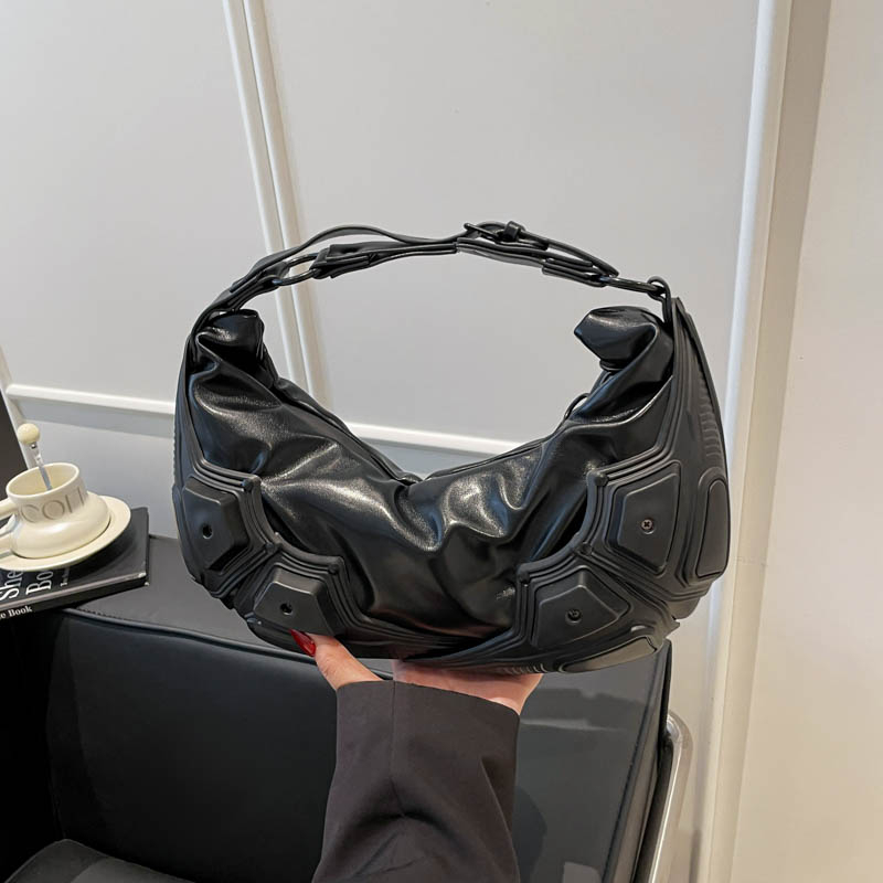 Women Bags 2026 Trends - Dunkle Trendige Halbmondförmige Hot-Girl-Punk-Achseltasche aus weichem